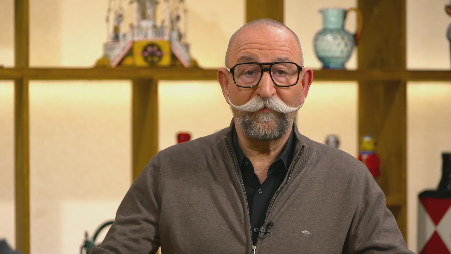 Close-Up von Horst Lichter, der die eckige, schwarze Brille von Sven Deutschmanek aufgesetzt hat.