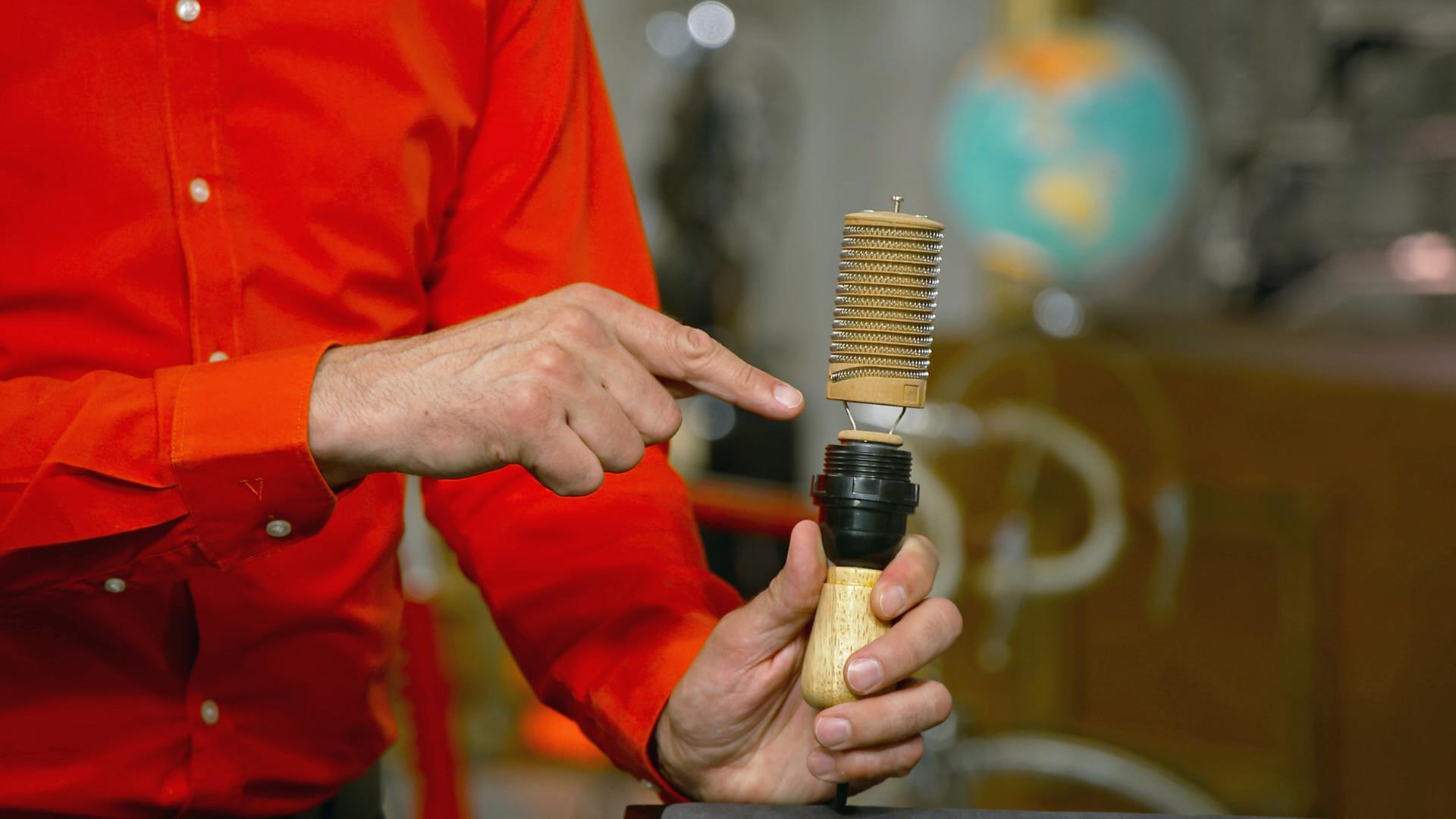 Sonnenheizkörper "Eichenauer" aus Keramik und Metall.