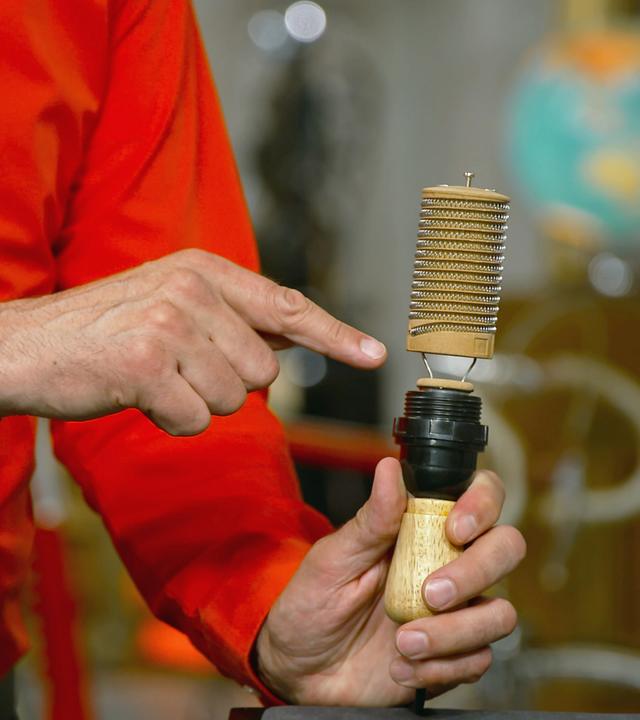 Sonnenheizkörper "Eichenauer" aus Keramik und Metall.