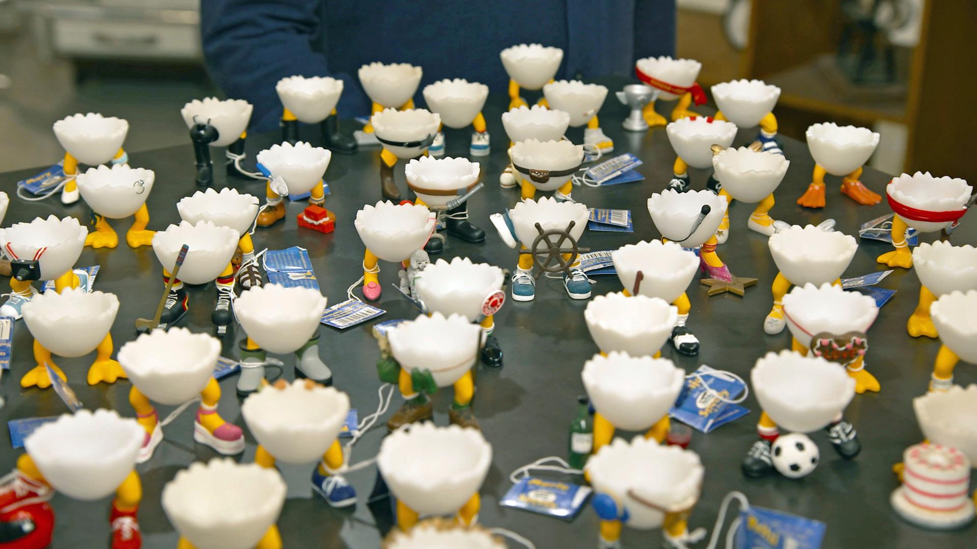 Viele Eierbecher mit verschiedenen Füßen auf dem Expertisentisch.