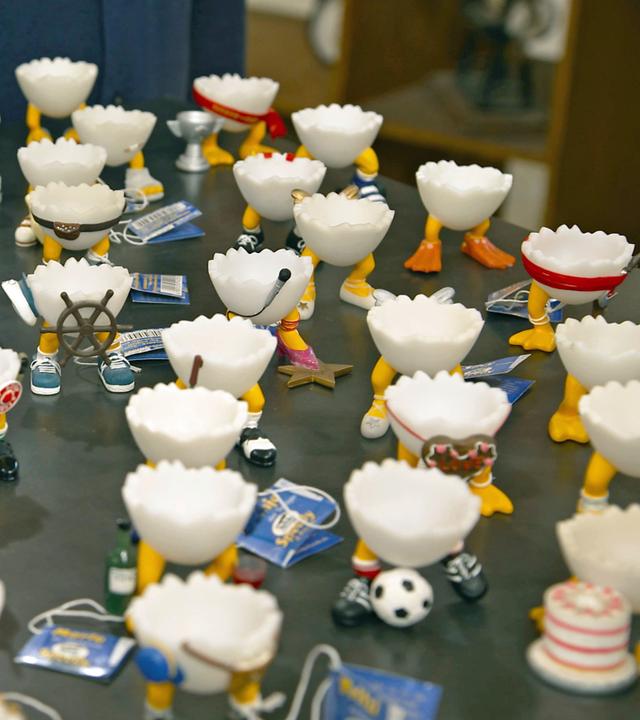 Viele Eierbecher mit verschiedenen Füßen auf dem Expertisentisch.