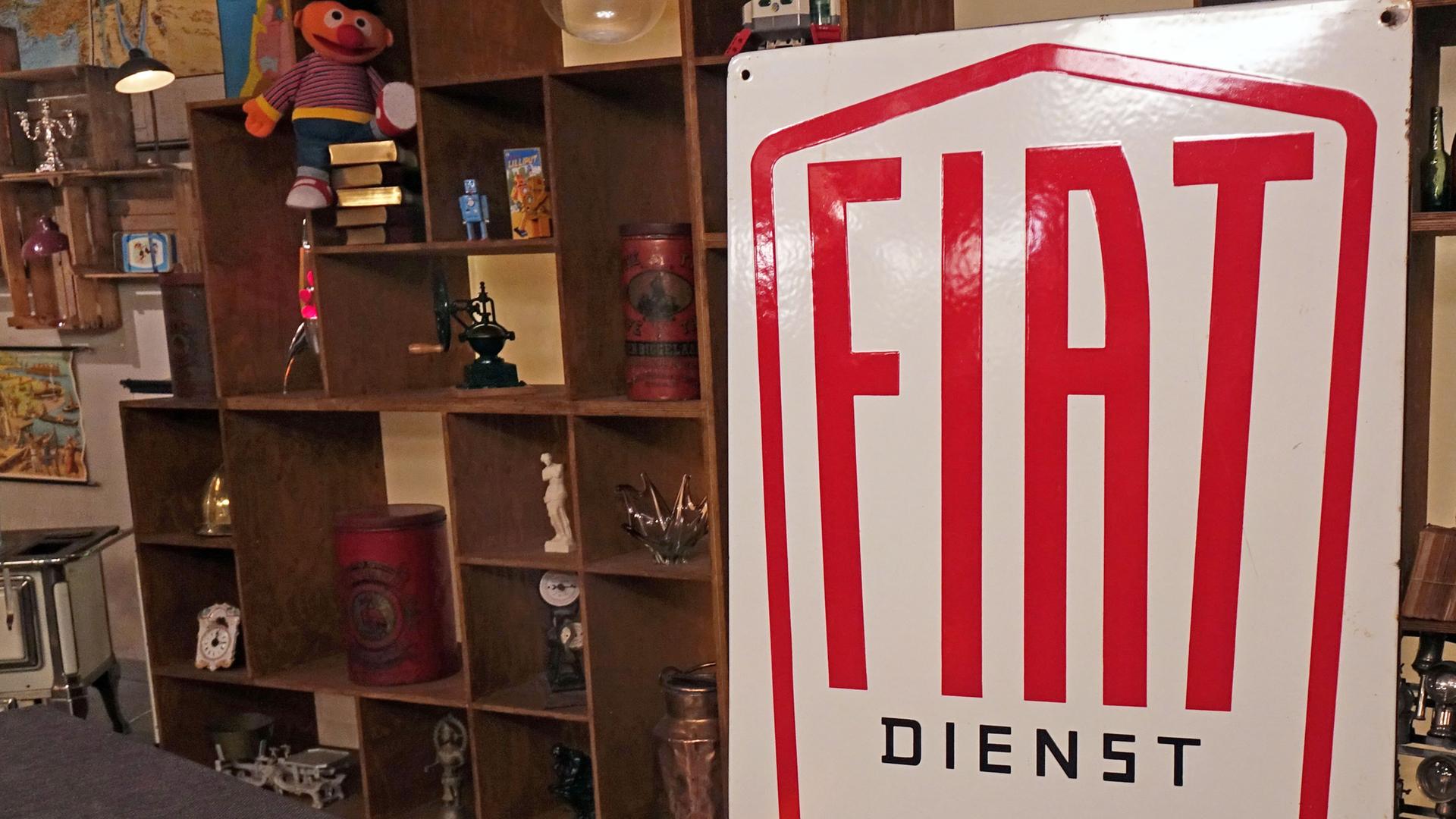 Emailleschild von Fiat aus den 50er Jahren, mit der Aufschrift: "Fiat Dienst"