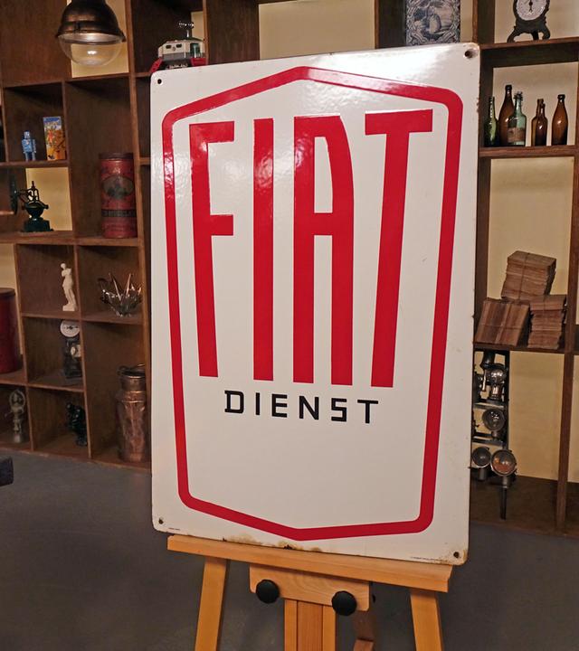 Emailleschild von Fiat aus den 50er Jahren, mit der Aufschrift: "Fiat Dienst"