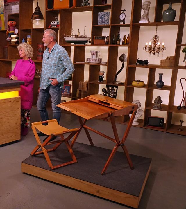 Horst Lichter, Experte Detlev Kümmel und ein Verkäuferpaar im Expertisenraum. Daneben ein Schreibpult mit Hocker von Hermès.