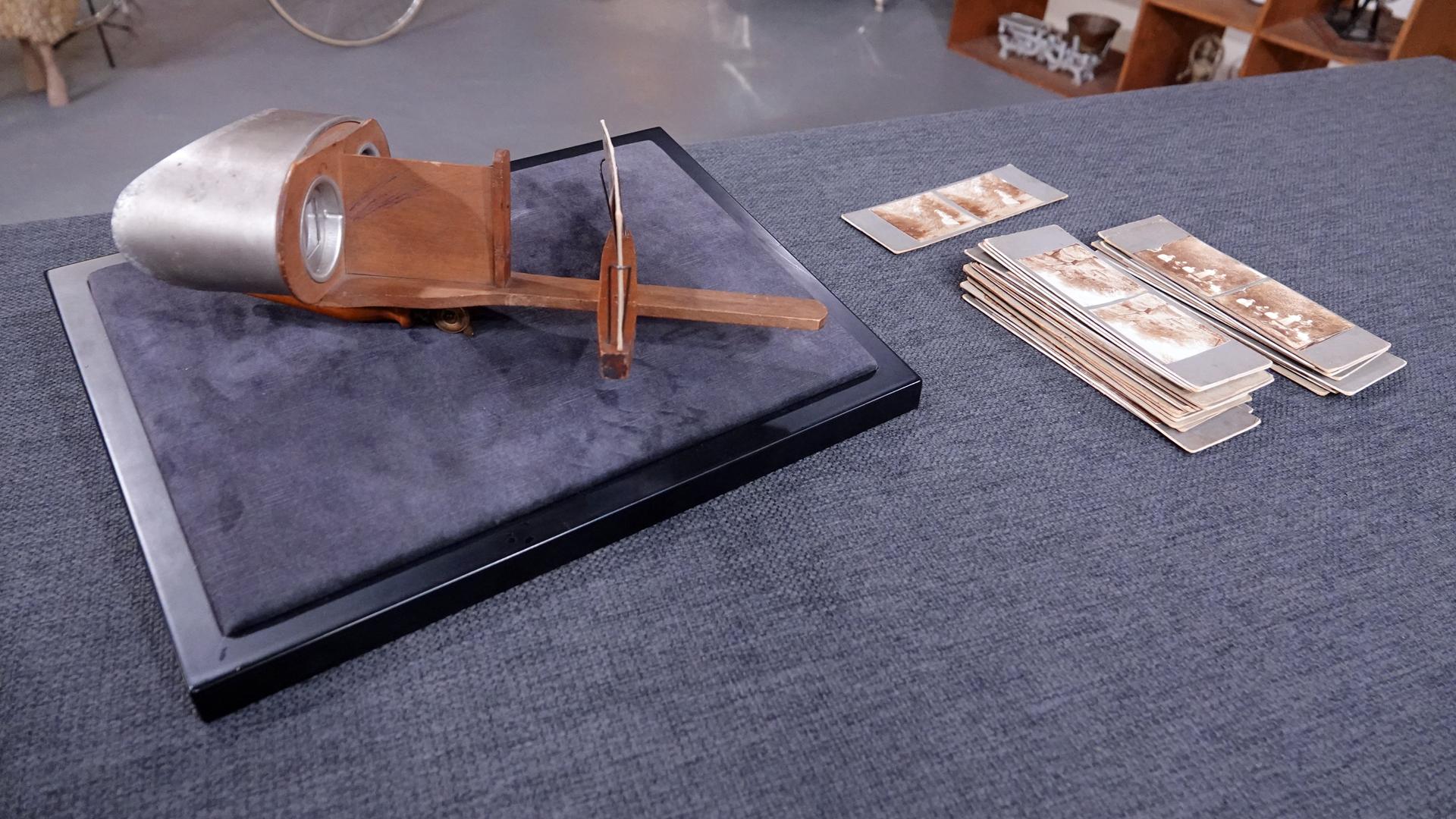 Ein altes Stereoskop aus den 1910er-Jahren mit dazugehörigen Bildkarten.