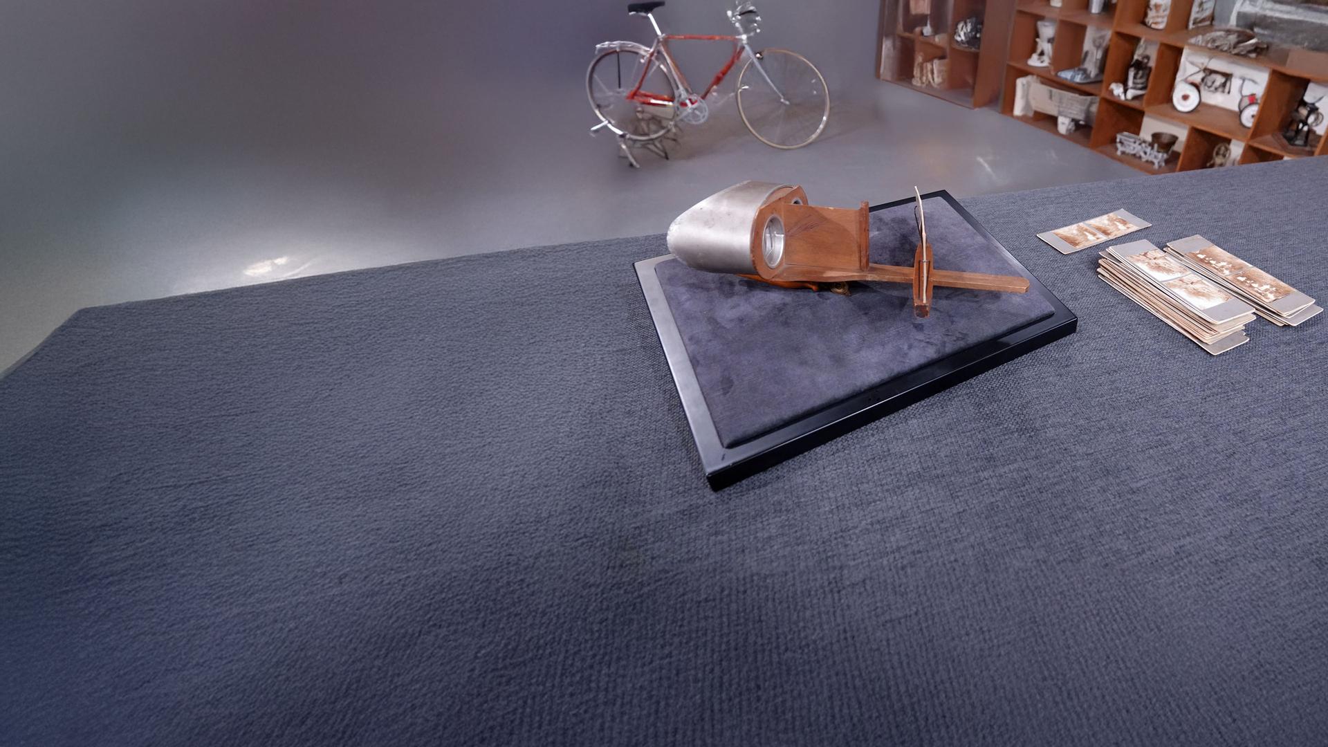 Ein altes Stereoskop aus den 1910er-Jahren mit dazugehörigen Bildkarten.