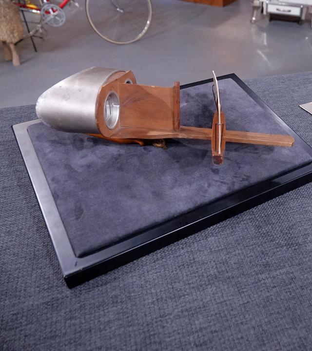 Ein altes Stereoskop aus den 1910er-Jahren mit dazugehörigen Bildkarten.