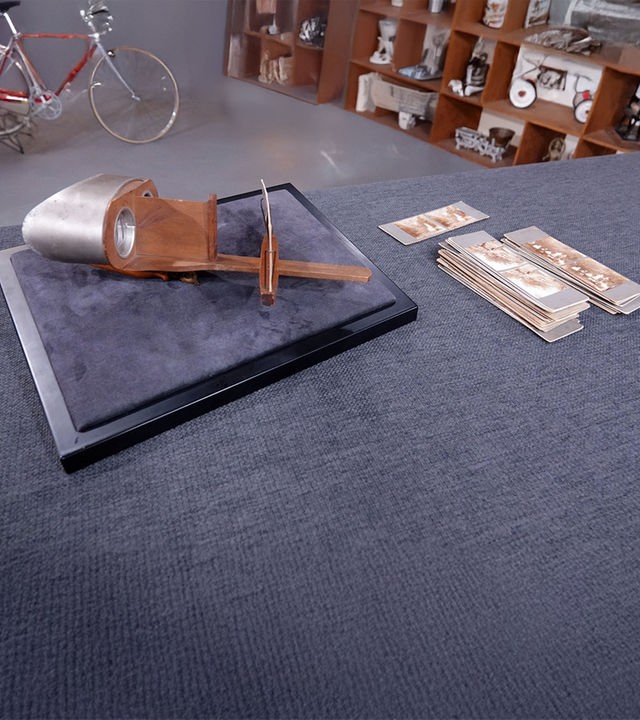 Ein altes Stereoskop aus den 1910er-Jahren mit dazugehörigen Bildkarten.