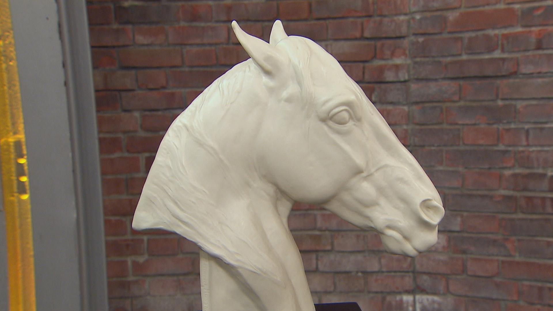 Skulptur eines Pferdekopfes in weiß