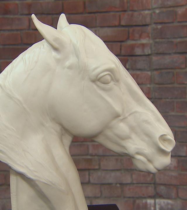 Skulptur eines Pferdekopfes in weiß