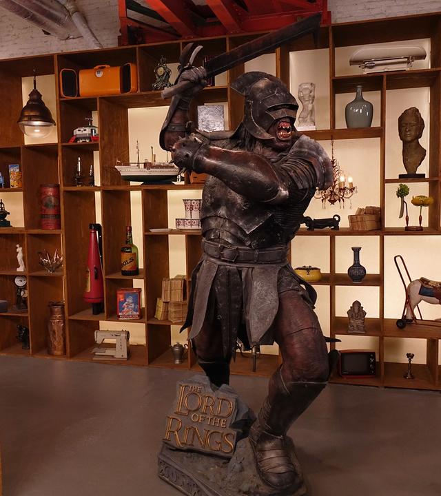 Lebensgroße Uruk-hai-Figur aus "Herr der Ringe"