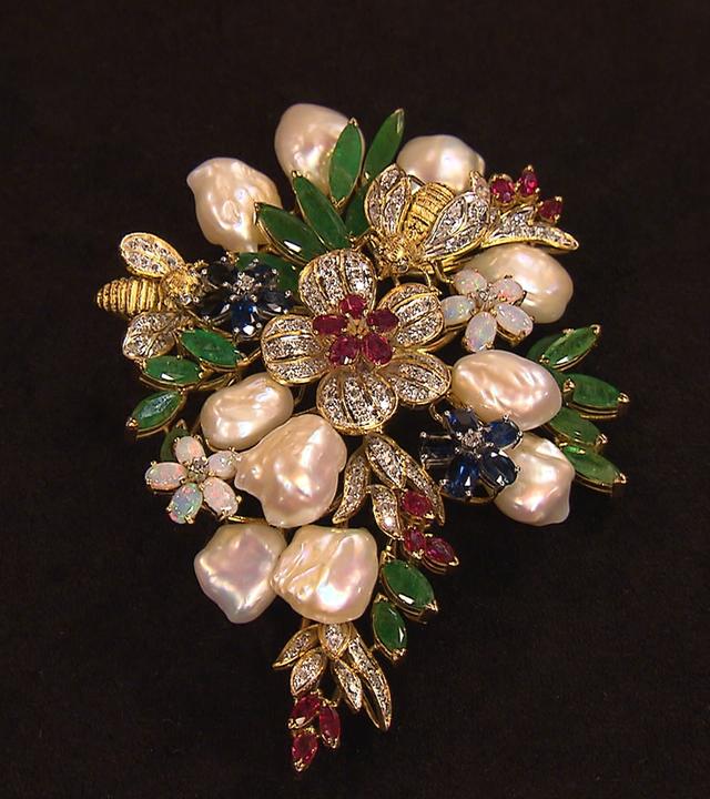 Brosche mit Edelsteinen