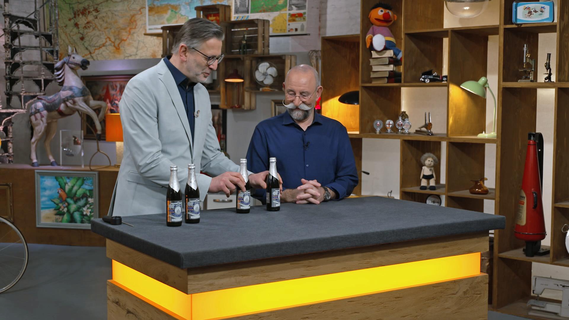 Detlev Kümmel und Horst Lichter in der Expertise mit 45 Jahre alten Bierflaschen