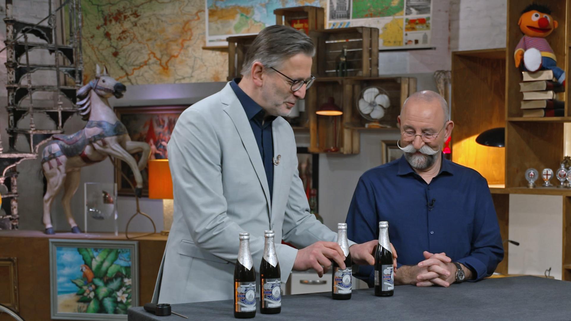 Detlev Kümmel und Horst Lichter in der Expertise mit 45 Jahre alten Bierflaschen