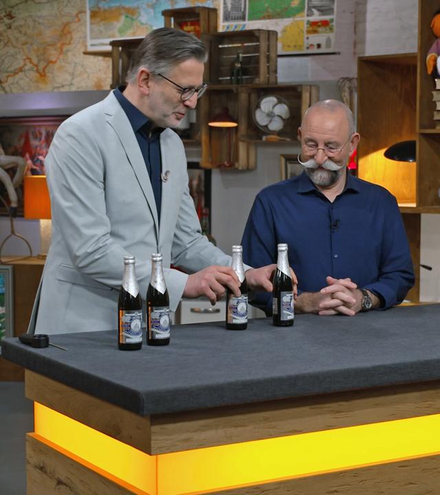 Detlev Kümmel und Horst Lichter in der Expertise mit 45 Jahre alten Bierflaschen