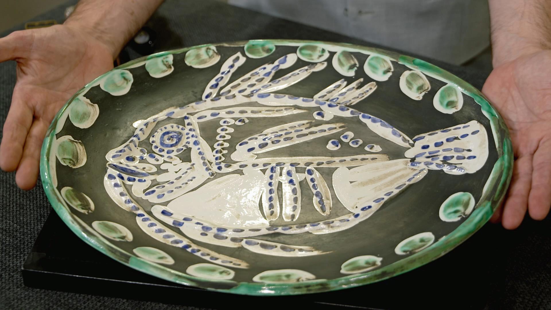 Eine Keramikschale mit Fischmotiv des Künstlers Pablo Picasso