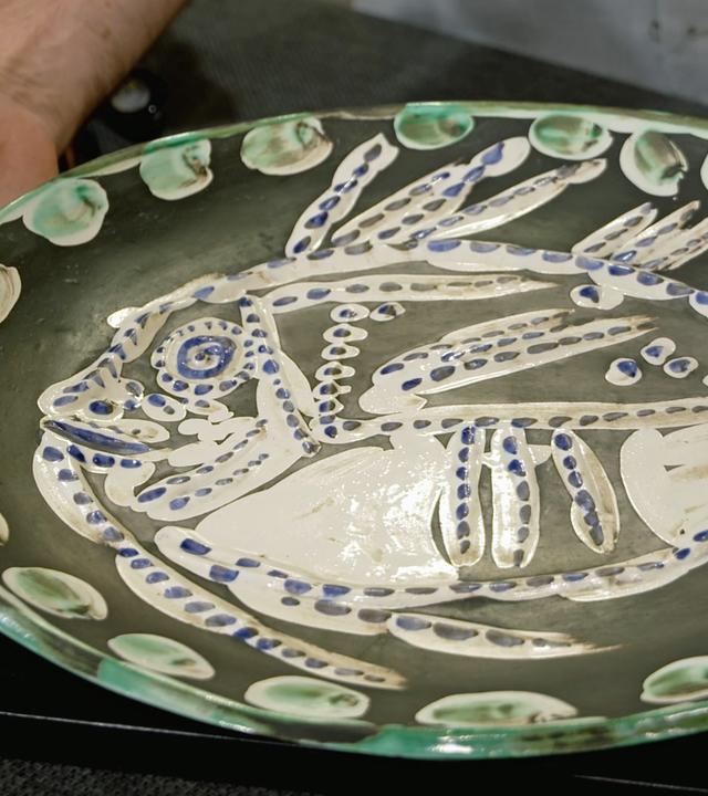 Eine Keramikschale mit Fischmotiv des Künstlers Pablo Picasso