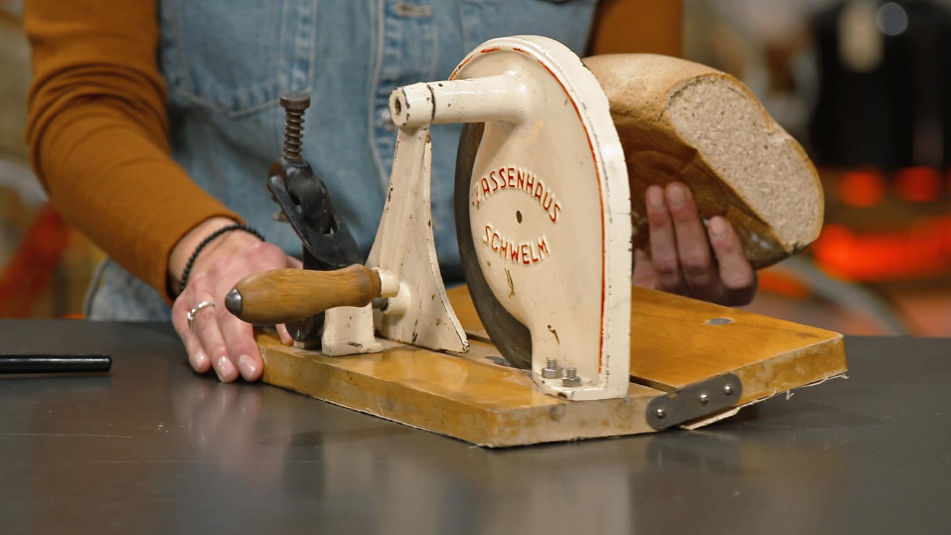 Eine alte Brotmaschine zum Kurbeln
