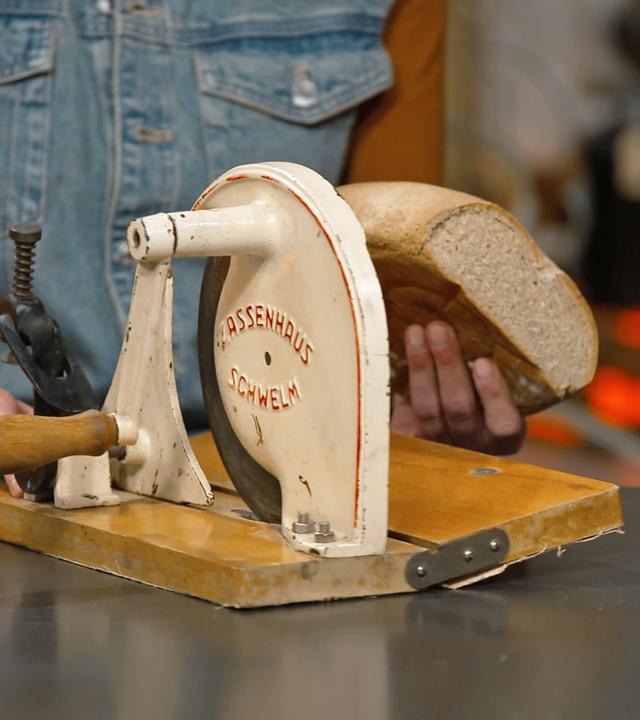 Eine alte Brotmaschine zum Kurbeln