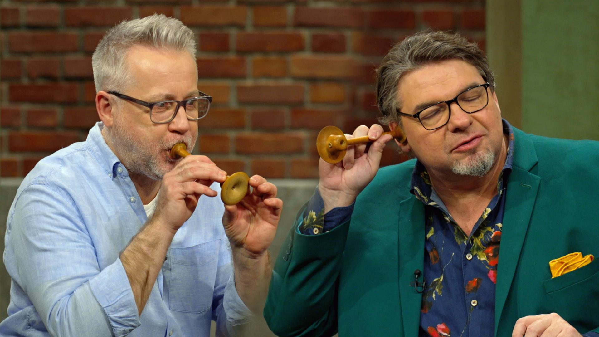 Can Cizek und Daniel Meyer mit einem antiken Holzstethoskop