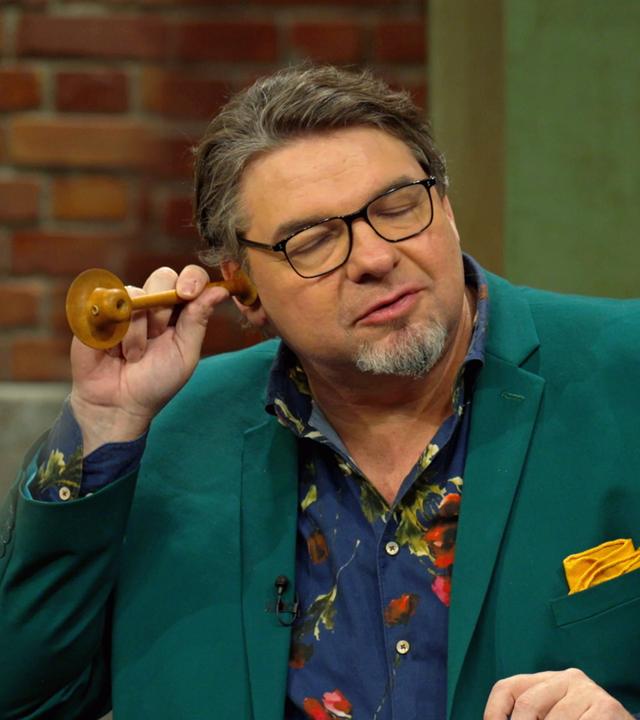 Can Cizek und Daniel Meyer mit einem antiken Holzstethoskop