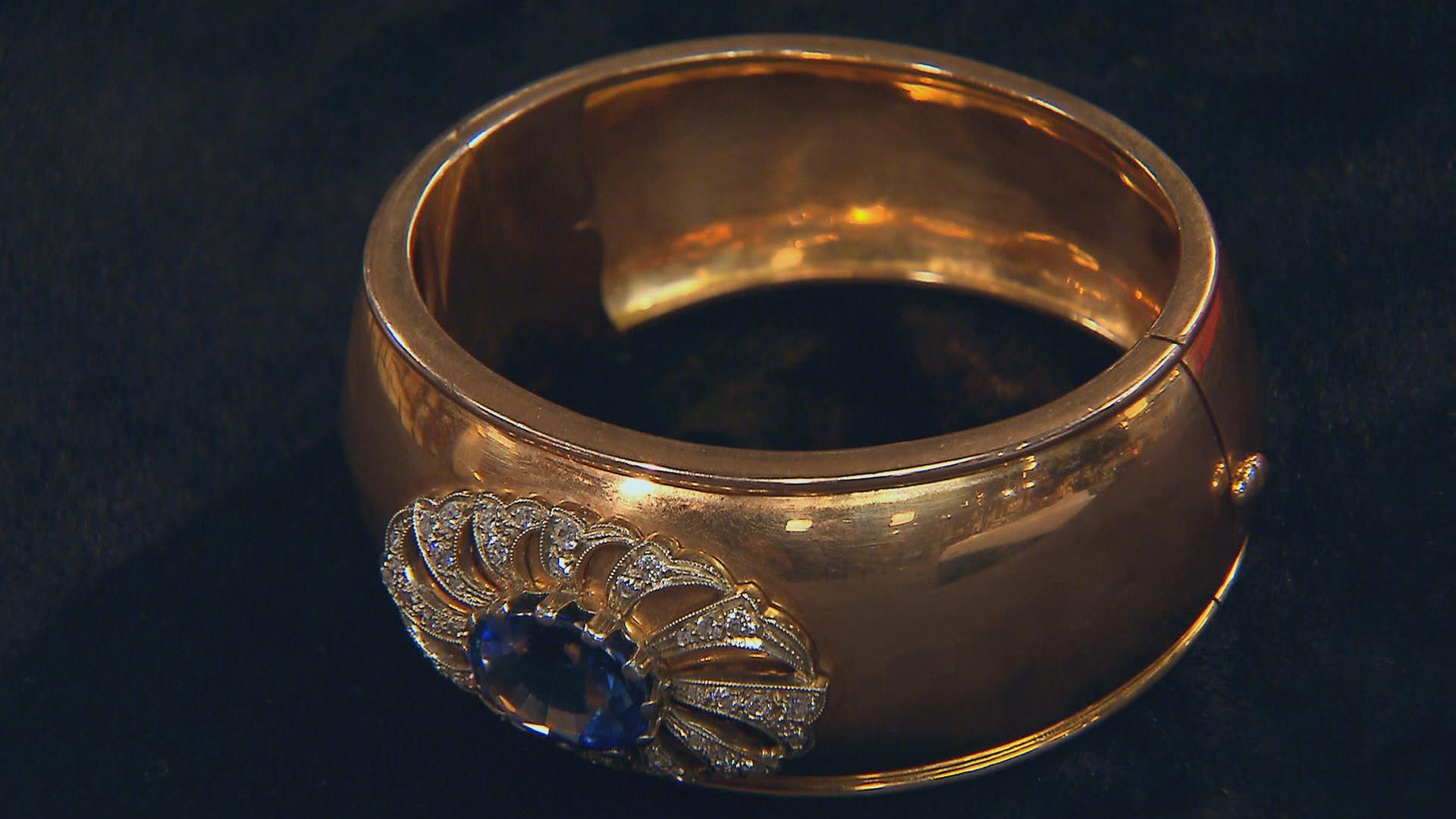 Ein goldener Ring mit oval geschliffenem Saphir