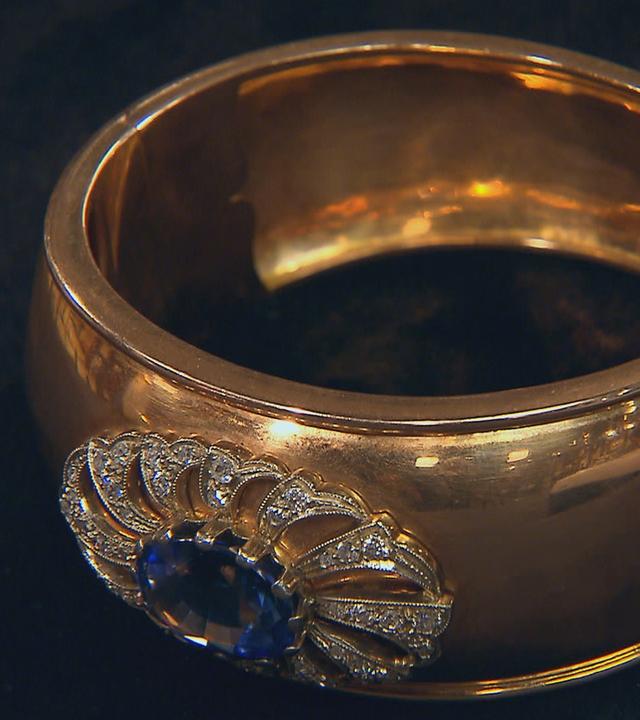 Ein goldener Ring mit oval geschliffenem Saphir