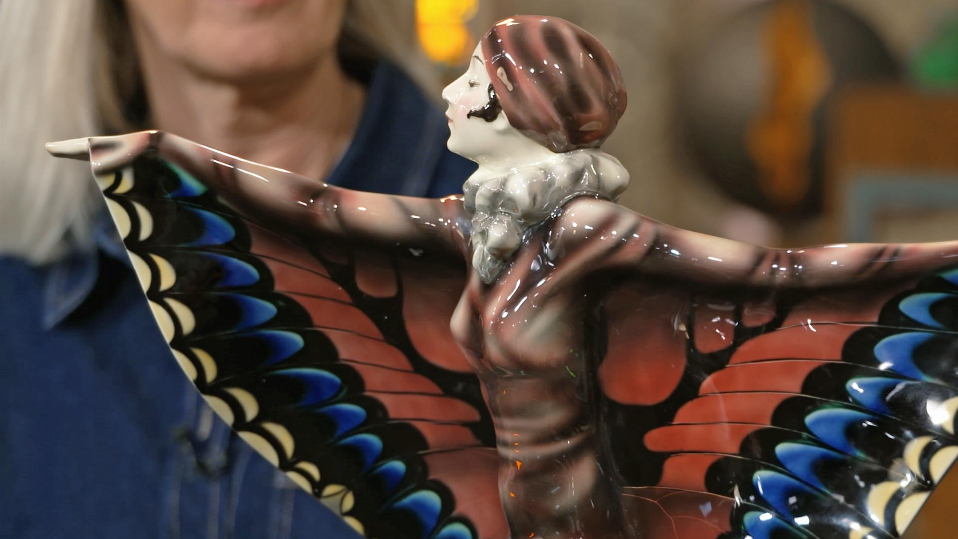 Eine bunte Goldscheider-Figur stellt Niddy Impekoven in ihrer Tanzdarbietung "Der gefangene Vogel" dar.