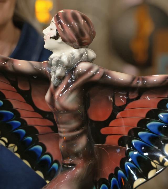 Eine bunte Goldscheider-Figur stellt Niddy Impekoven in ihrer Tanzdarbietung "Der gefangene Vogel" dar.