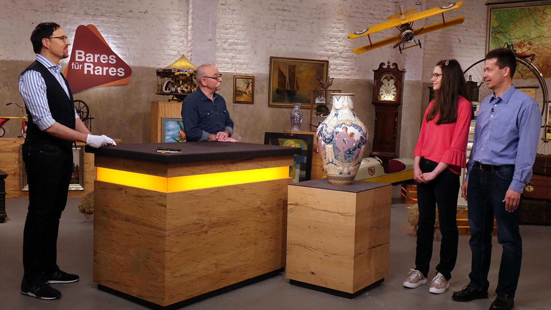 Expertise von Colmar Schulte-Goltz. Der Experte begutachtet einen Leuchtenfuß von Sèvres.