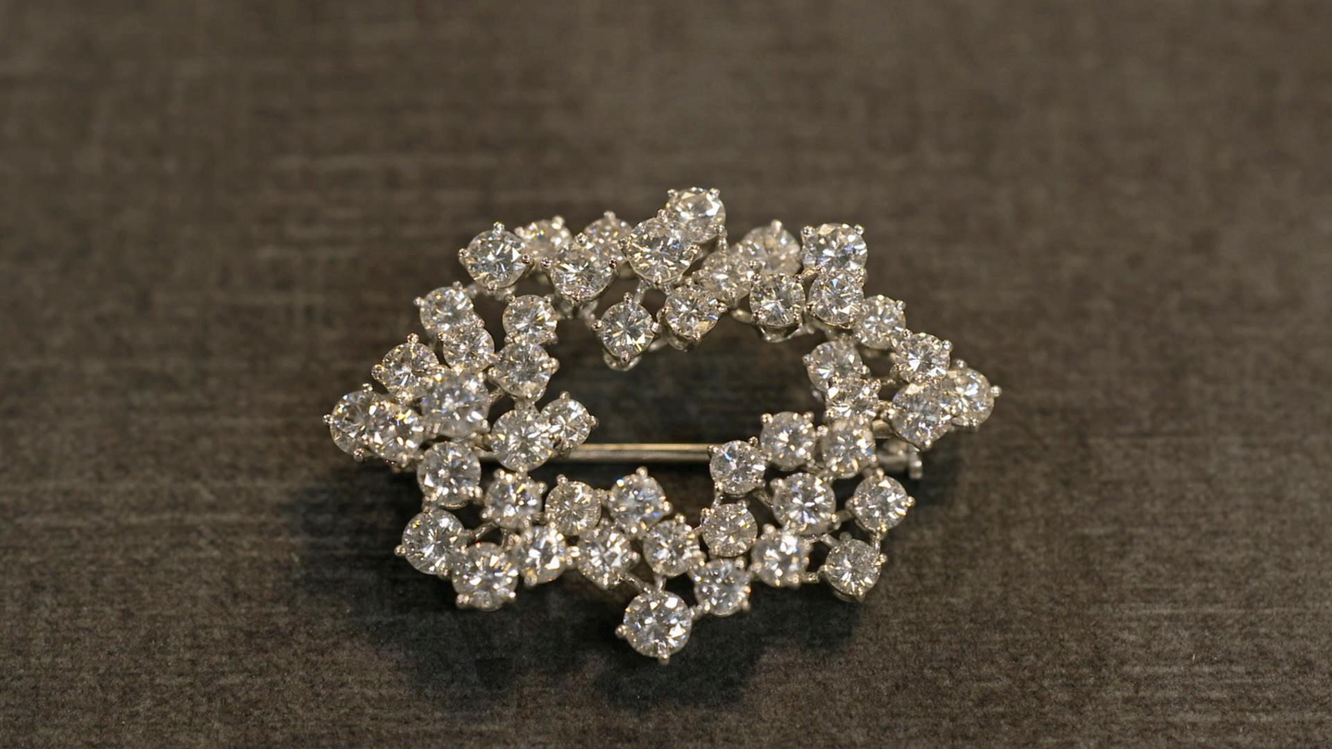 Brosche mit vielen Diamanten