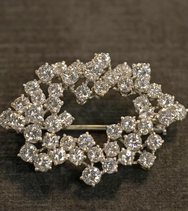Brosche mit vielen Diamanten