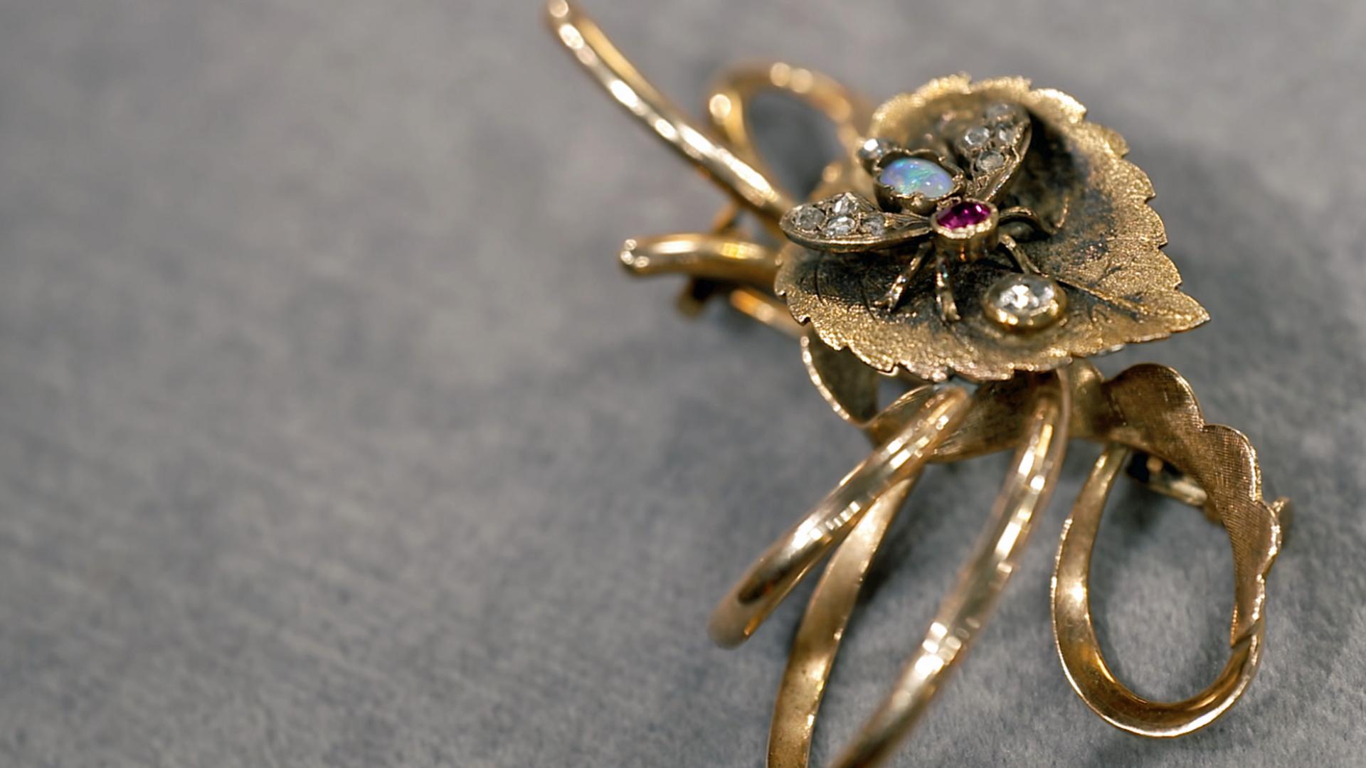Eine sehr alte Brosche aus Gold mit einer als Fliege gestaltetem Detail