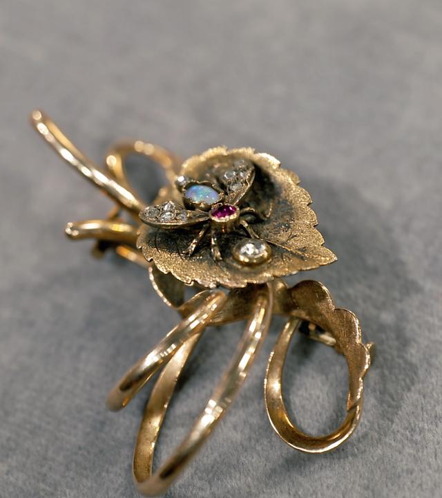 Eine sehr alte Brosche aus Gold mit einer als Fliege gestaltetem Detail