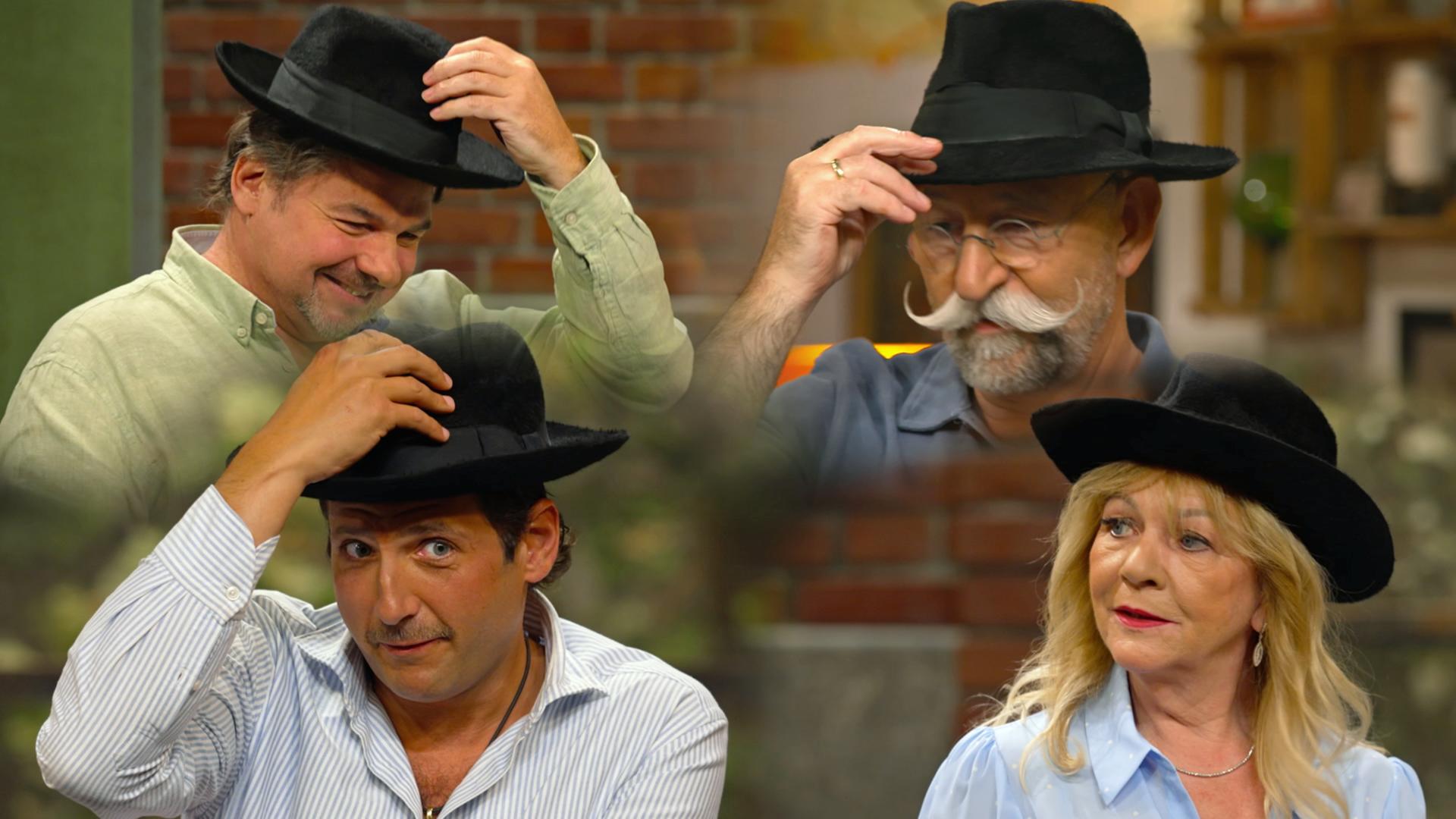 Horst Lichter und das Händlerteam probieren den Hut von Elton John an.