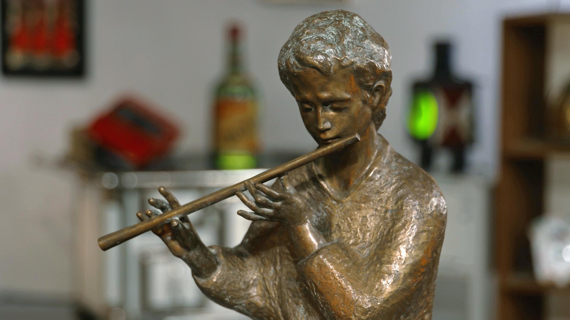 Eine Bronzefigur "Der Flötenspieler" von Fred Gerz