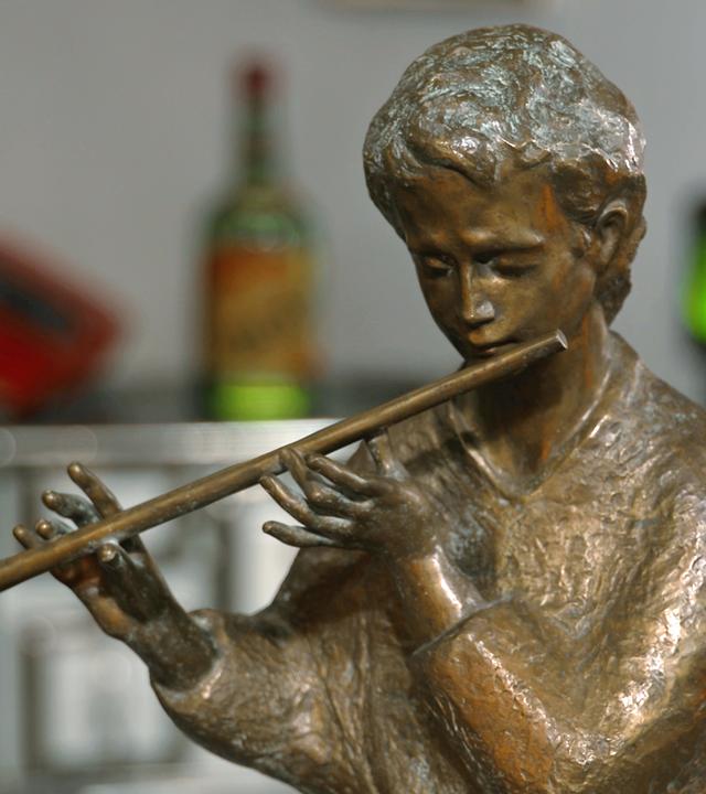 Eine Bronzefigur "Der Flötenspieler" von Fred Gerz