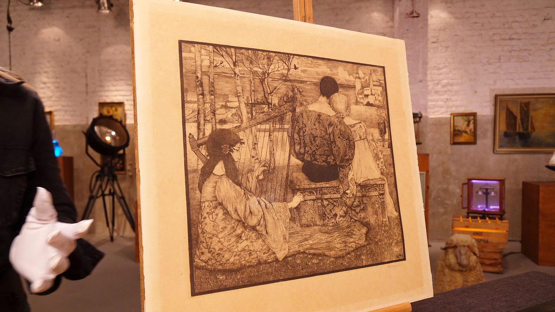 Radierung "Liebe" von Heinrich Vogeler. Dargestellt ist ein verliebtes Paar in Rückenansicht, im Vordergrund spielt eine junge Frau Harfe.