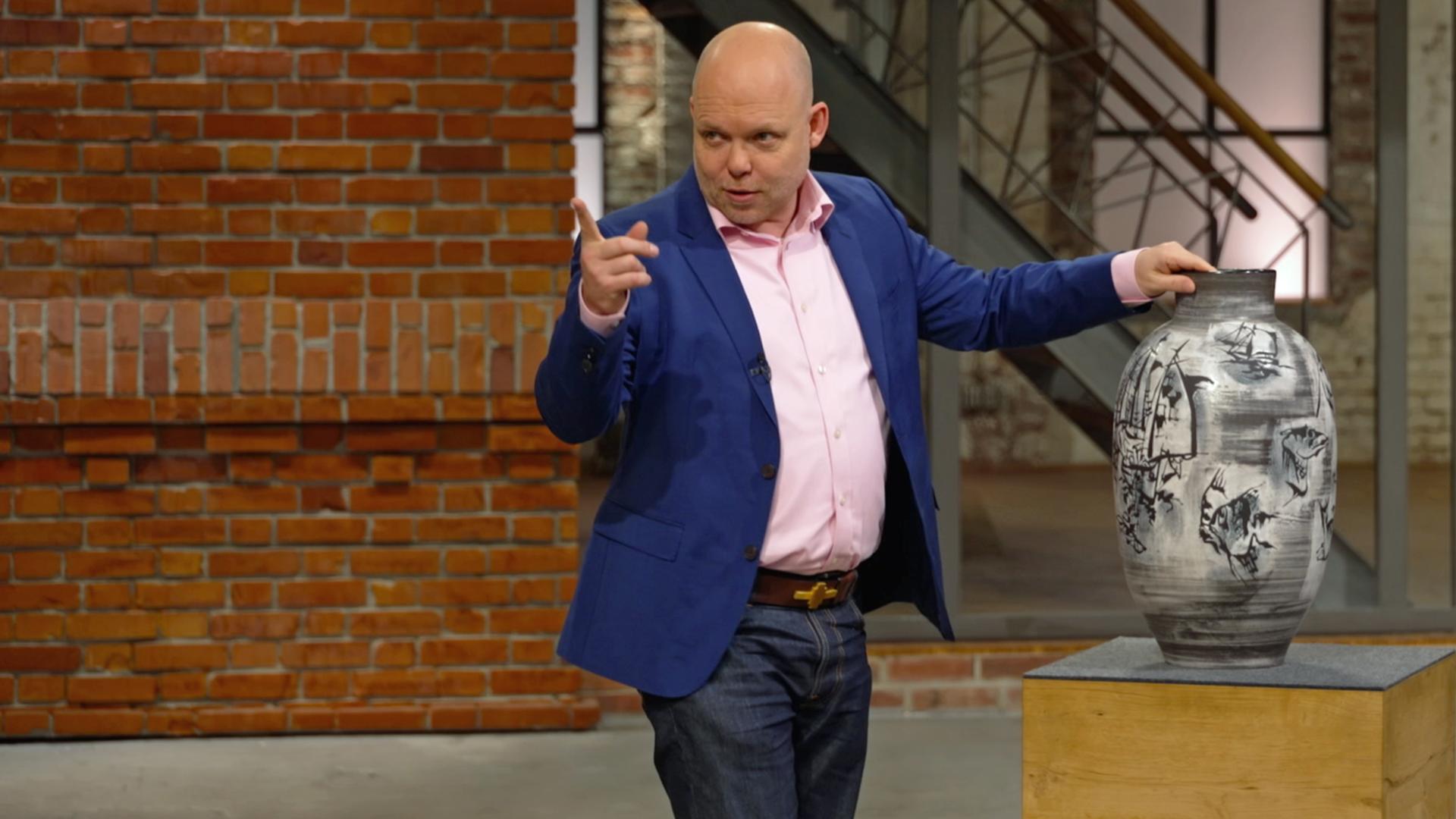 Benjamin Leo Leo steht neben einer großen Bodenvase von Gustav Spörri.