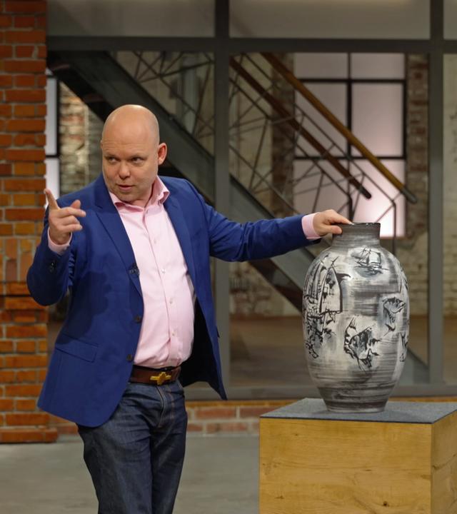 Benjamin Leo Leo steht neben einer großen Bodenvase von Gustav Spörri.