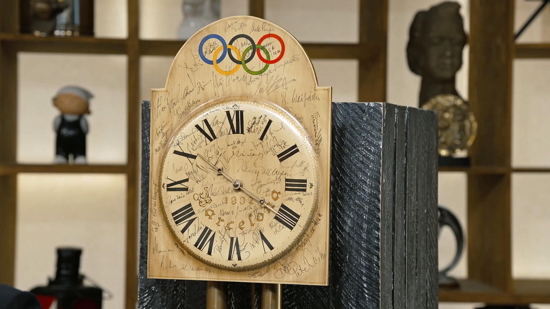 Eine Lackschilduhr mit zahlreichen Unterschriften von den Olympischen Spielen aus dem Jahr 1992
