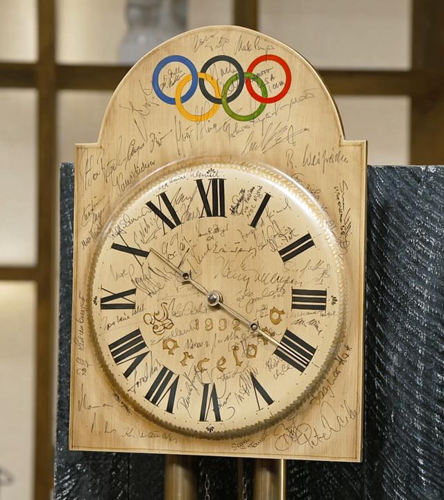 Eine Lackschilduhr mit zahlreichen Unterschriften von den Olympischen Spielen aus dem Jahr 1992
