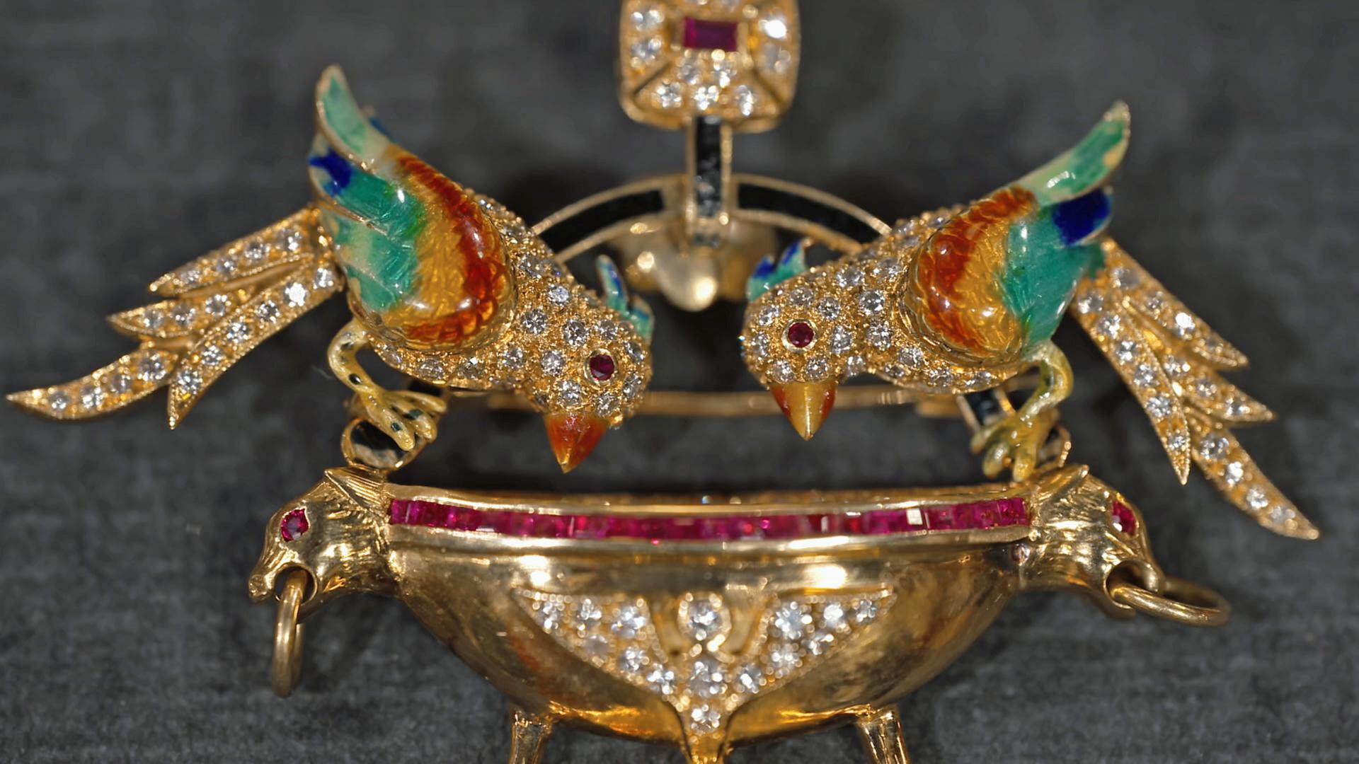 Eine Brosche mit Vogelmotiv aus Gold, Diamanten und Emaille 
