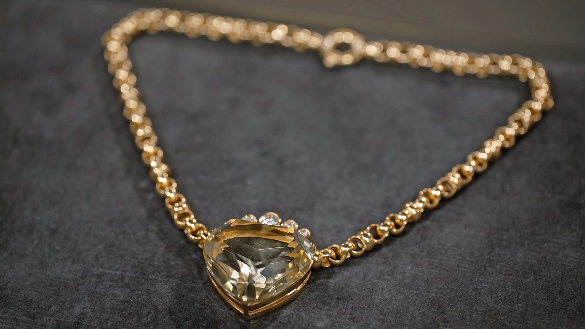 Ein goldenes Collier mit Diamantbesatz und einem Citrin