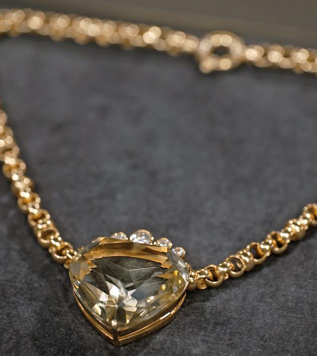 Ein goldenes Collier mit Diamantbesatz und einem Citrin