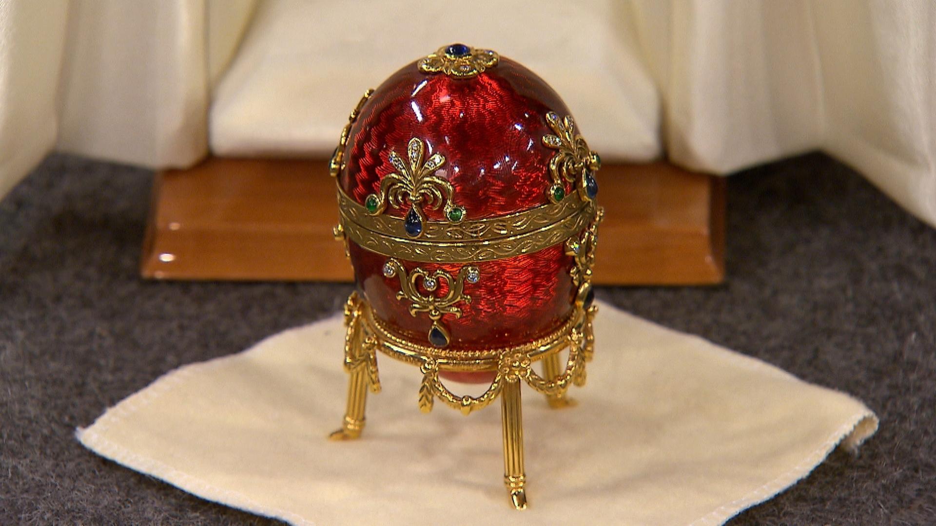 Fabergé-Ei nach Victor Mayer, rot, glänzend, mit Edelsteinen besetzt.