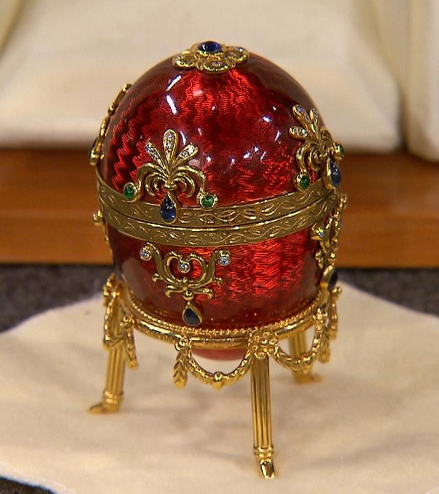 Fabergé-Ei nach Victor Mayer, rot, glänzend, mit Edelsteinen besetzt.