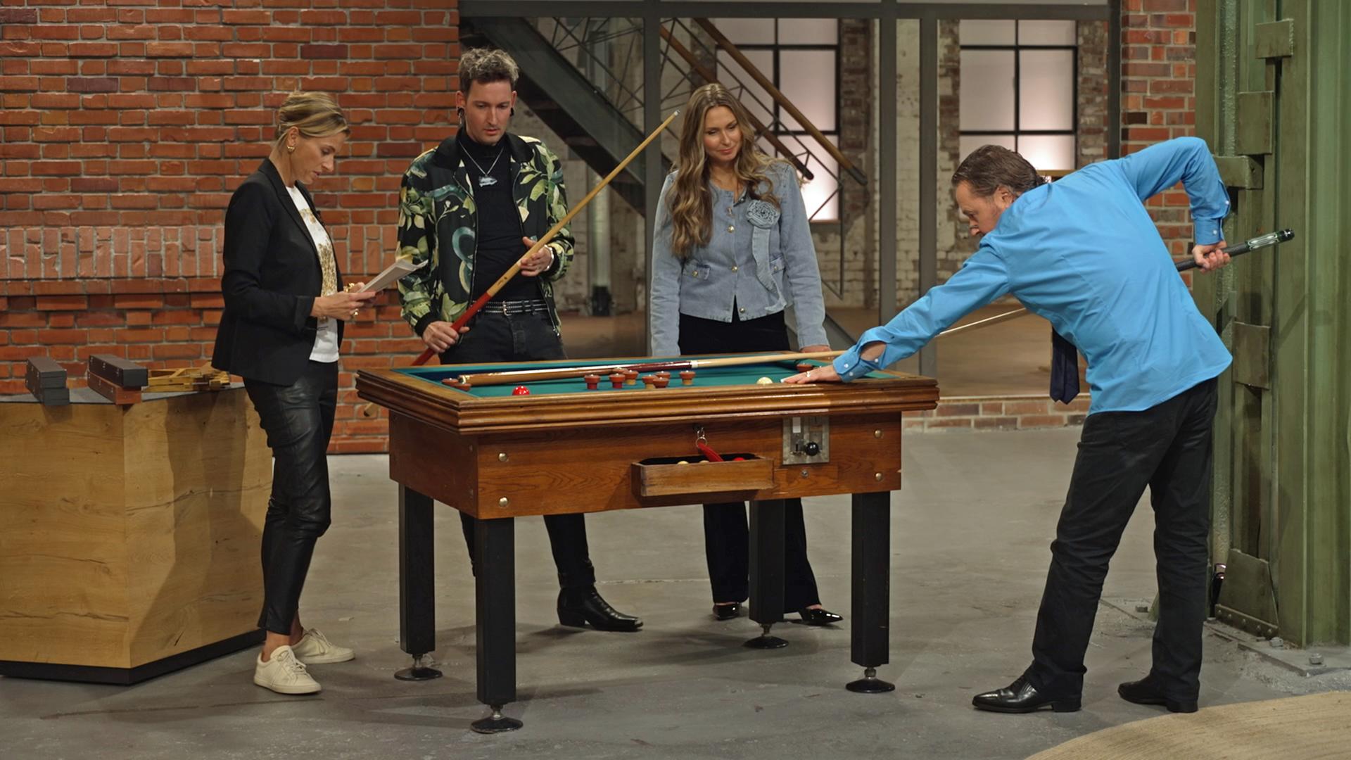 Lisa Nüdling, Fabian Kahl, Sarah Schreiber und Wolfgang Pauritsch spielen Golfbillard im Händlerraum.