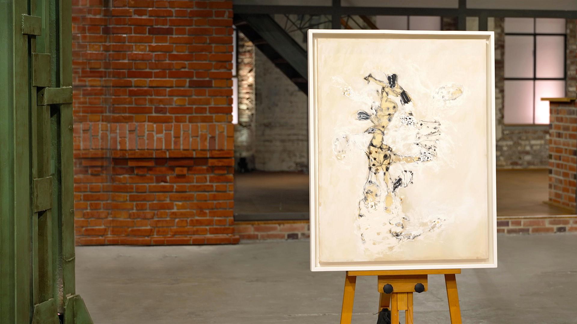 Ein Gemälde von Udo Nöger auf einer Staffelei. Überwiegend weißer Hintergrund mit einer ungewöhnlichen Figur, die an eine Giraffe erinnert.