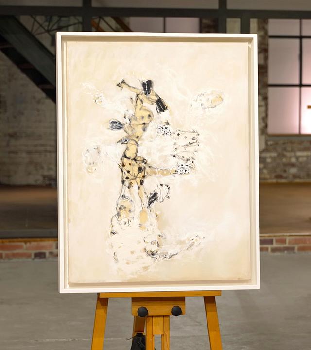 Ein Gemälde von Udo Nöger auf einer Staffelei. Überwiegend weißer Hintergrund mit einer ungewöhnlichen Figur, die an eine Giraffe erinnert.